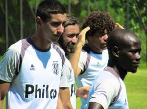 Alvo de portugueses, zagueiro fecha com a Ponte Preta por dois anos