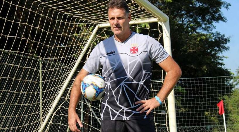 Inusitado! Jogo do Brasileirão é paralisado por causa de um celular dentro de campo