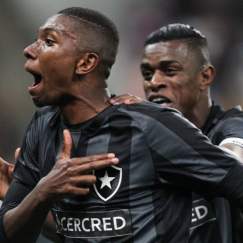 Gigante paulista luta por contratação de zagueiro rebaixado no Brasileirão