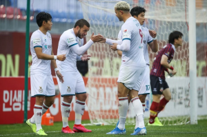 Após calote de times asiáticos, Corinthians reintegra André Luís e recorre à Fifa