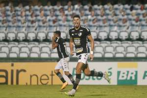 Botafogo negocia artilheiro da temporada com o futebol japonês