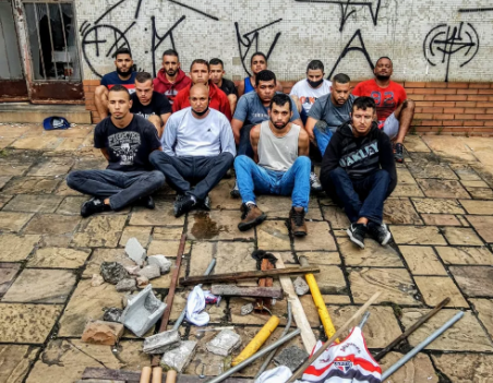 Vândalos atacaram ônibus do São Paulo (Foto: Divulgação/PM)