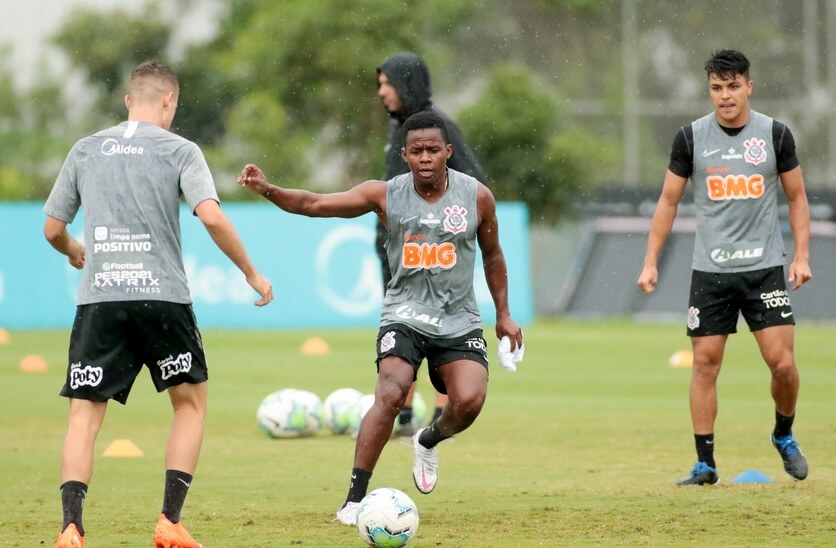Recuperado de lesão, equatoriano deve reforçar Corinthians contra o Flamengo
