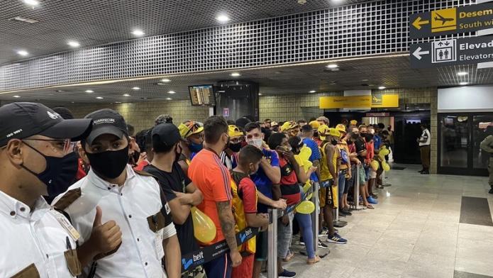 Delegação do Sport é recepcionada com festa da torcida no aeroporto