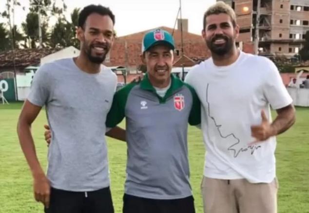 Ainda sem clube, Diego Costa é tietado em treino de clube brasileiro
