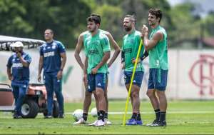 Flamengo pode ter retorno de dupla titular diante do Corinthians