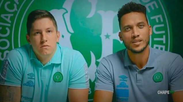 Jackson Follmann (à esquerda) e Neto se despediram de Alan Ruschel (Foto: Reprodução/TV Chape)