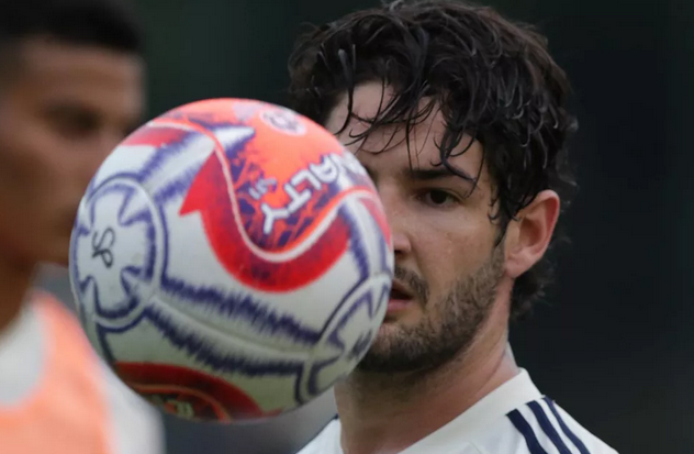 Pato é oficializado como reforço de ex-time de Kaká e assina por uma temporada