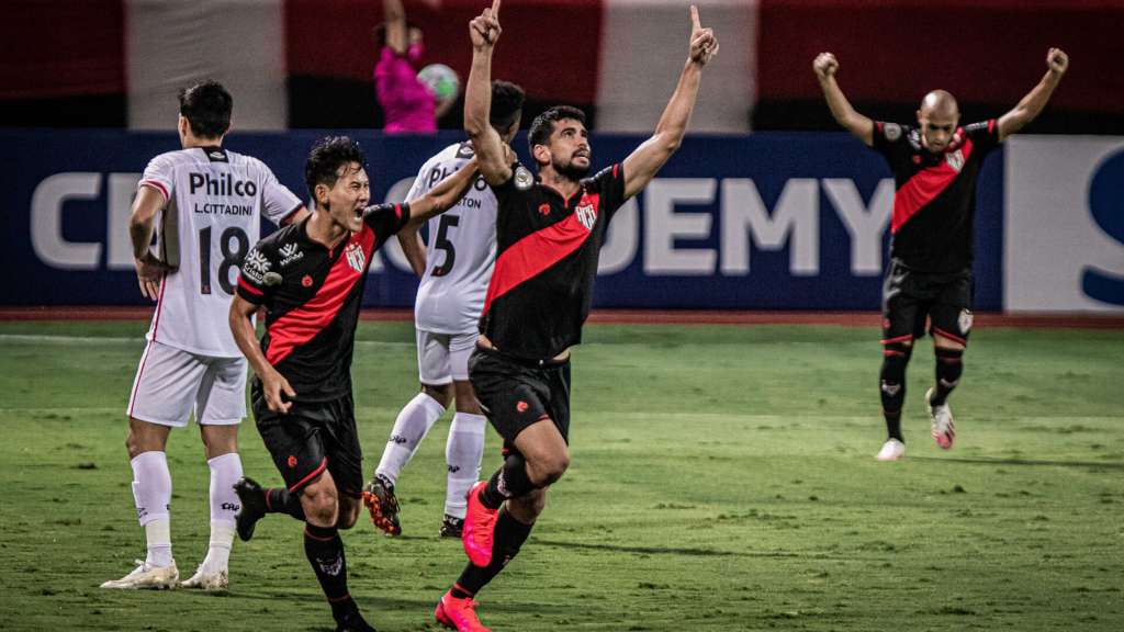Atlético-GO e Athletico-PR ficaram no empate por 1 a 1 em Goiânia
