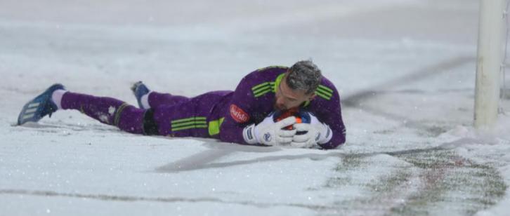 Goleiro brasileiro comemora vitória em jogo na neve e frio de -8ºC: “Estava absurdo”