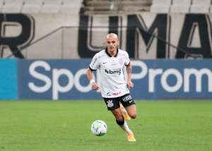 Fábio Santos lamenta gol no início, mas valoriza jogo equilibrado com o Fla