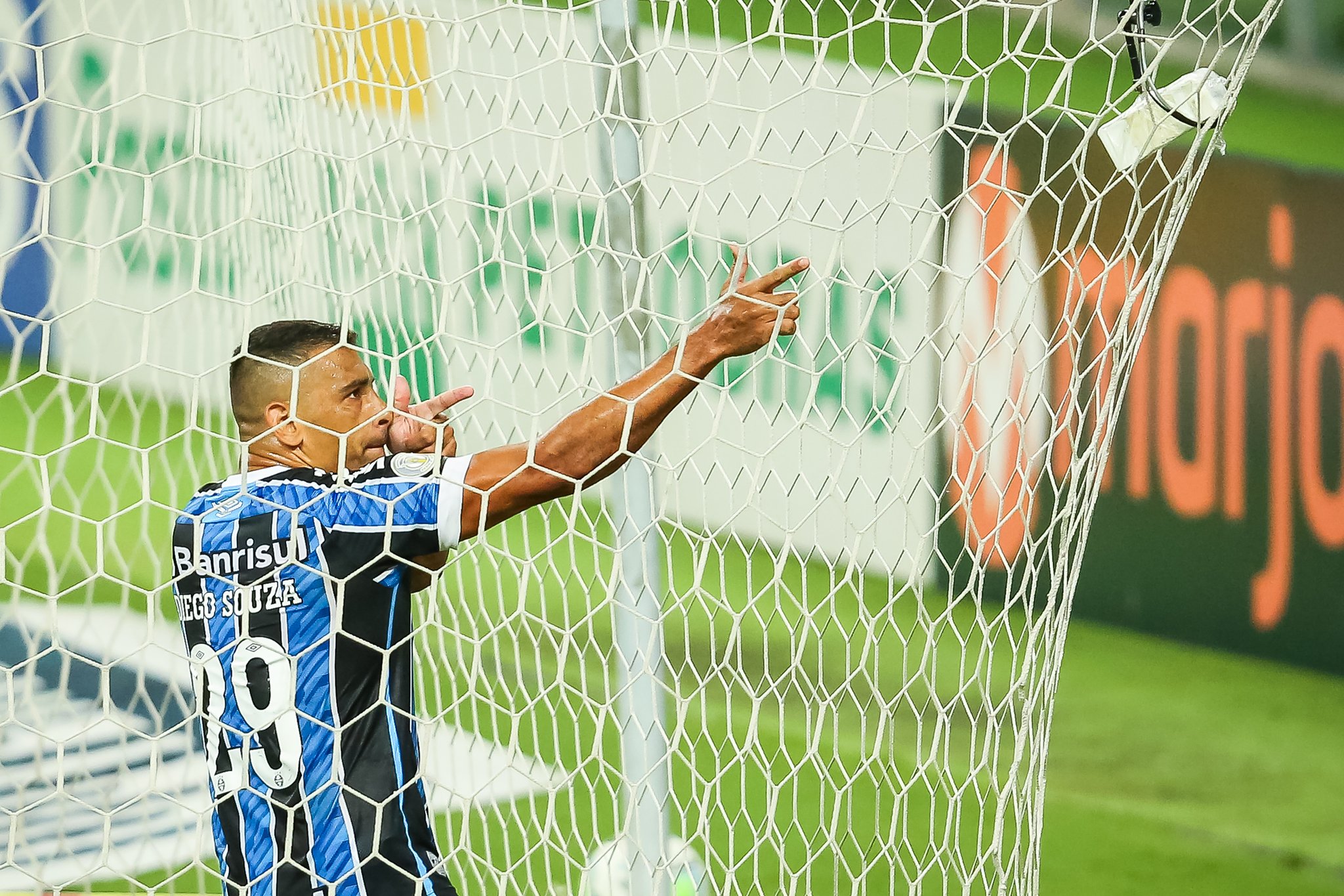 Após derrota de virada, volante pede atenção do Grêmio: ‘Levamos gols decisivos’