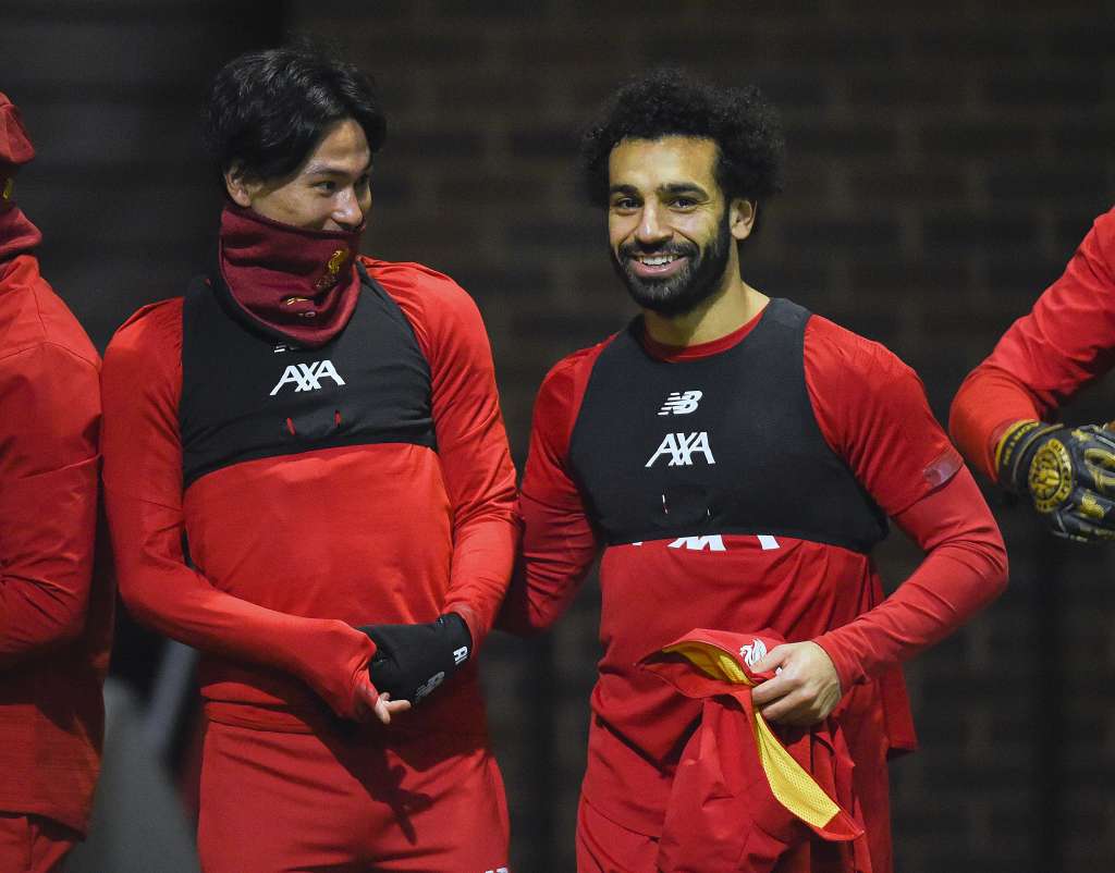 Takumi Minamino (à esquerda) e Mohamed Salah (à direita). Foto: Twitter/Liverpool