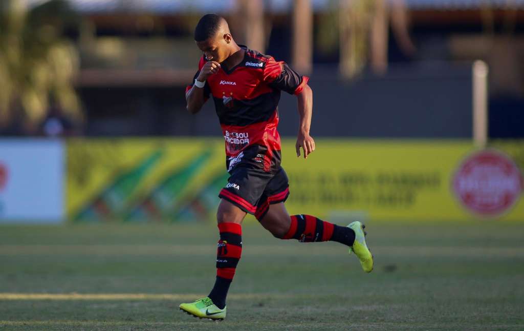 Gustavo Brinquedo com a camisa do Ituano. Foto: Miguel Schincariol/Ituano