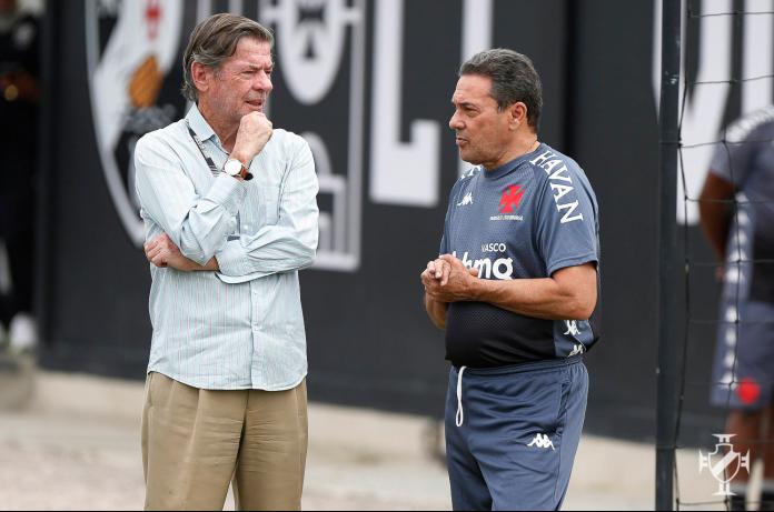 Técnico do Vasco detona arbitragem e cobra posicionamento da CBF sobre o VAR