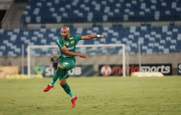 Ex-lateral de Guarani e Santos acerta com o Coritiba