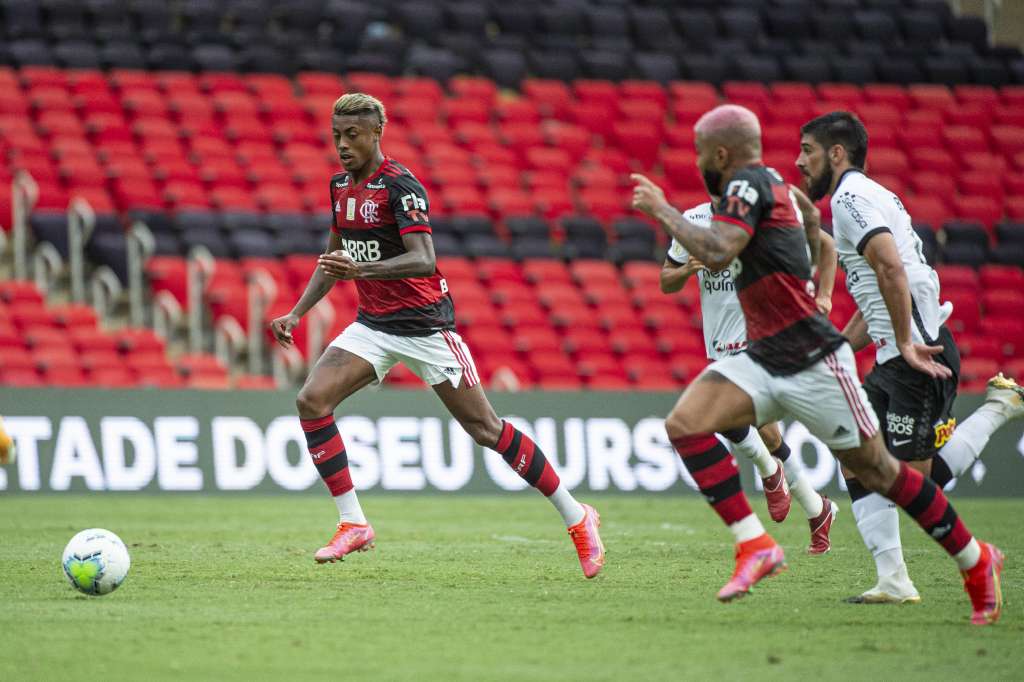 Bruno Henrique e Gabriel saíram com dores do jogo contra o Corinthians (Foto: Alexandre Vidal/Flamengo)