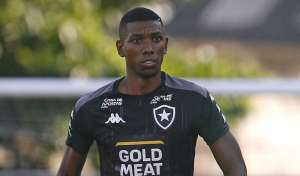 Rebaixado no Brasileirão rejeita oferta milionária de gigante paulista por zagueiro