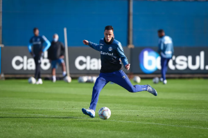 Botafogo fica próximo de acerto com volante do Grêmio