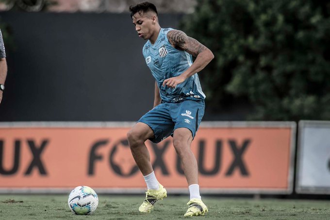 Kaio Jorge sofre lesão na coxa e desfalca o Santos no clássico com o Corinthians