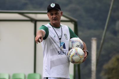 Sondado por rivais do Brasileirão, técnico ex-Inter se vê “muito feliz” no América-MG