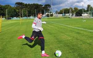 Goleiro-artilheiro e outros destaques não devem ficar no Atlético-GO