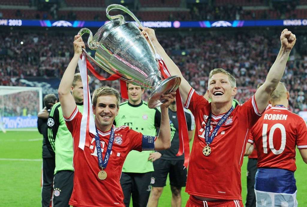 Lahm (à esquerda) e Schweinsteiger (à direita). Foto: Twitter/Divulgação