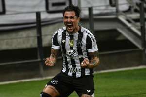 Com anúncio à la BBB, Ceará renova com maior artilheiro do clube nos pontos corridos