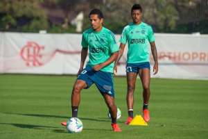 Clube que conquistou acesso no Brasileirão negocia com jogador do Flamengo