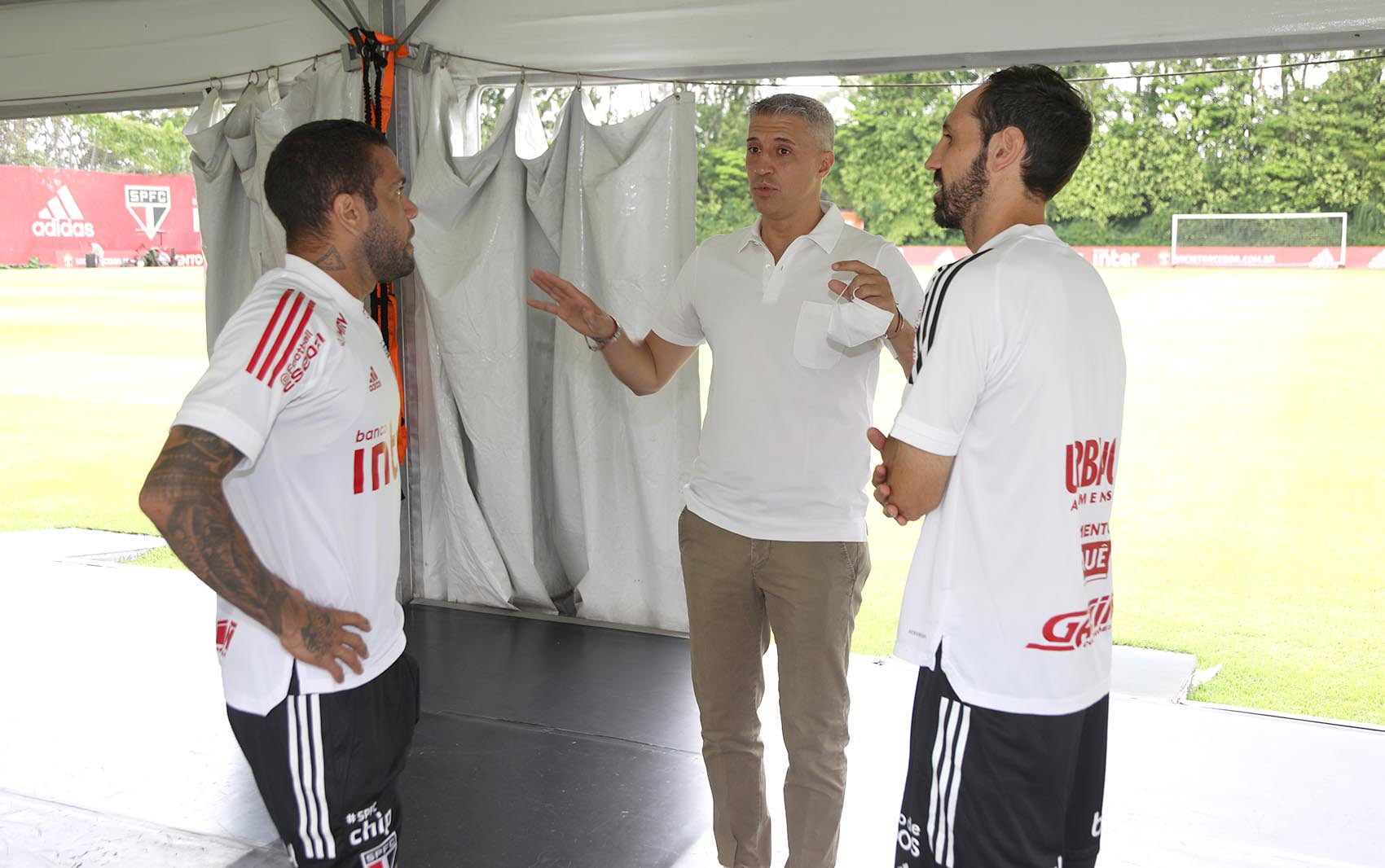 Em apresentação, Hernán Crespo promete um São Paulo competitivo e pede paciência