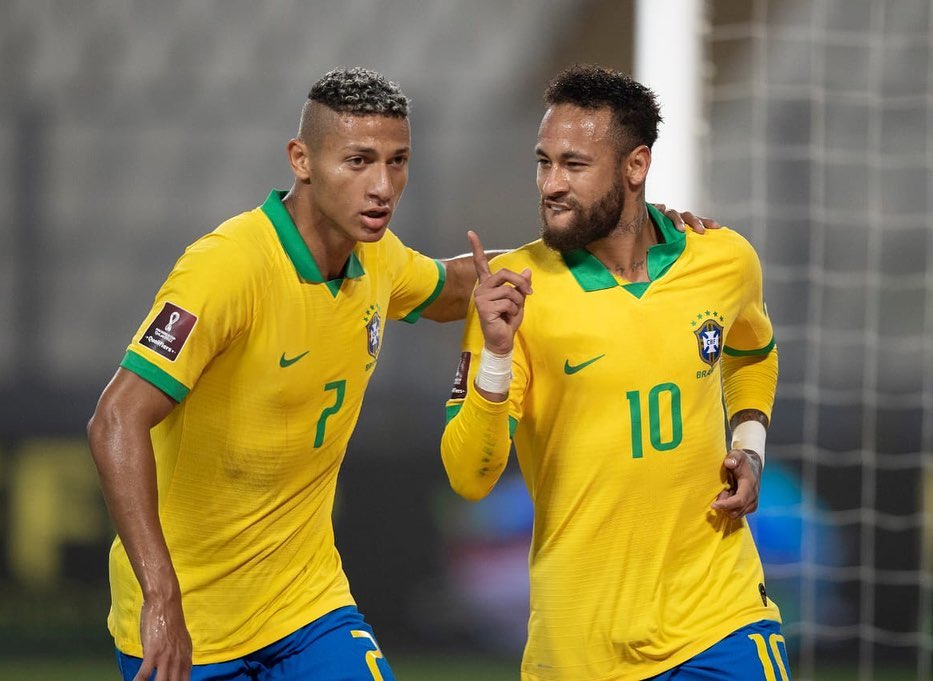 Astro da seleção faz sucesso ao levantar bandeiras nas redes sociais