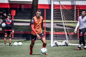 Clube rebaixado no Brasileirão negocia com ex-zagueiro da Ponte Preta