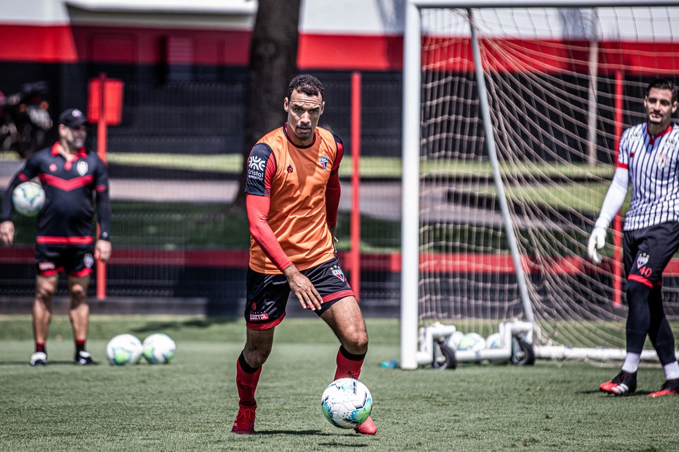 Clube rebaixado no Brasileirão negocia com ex-zagueiro da Ponte Preta