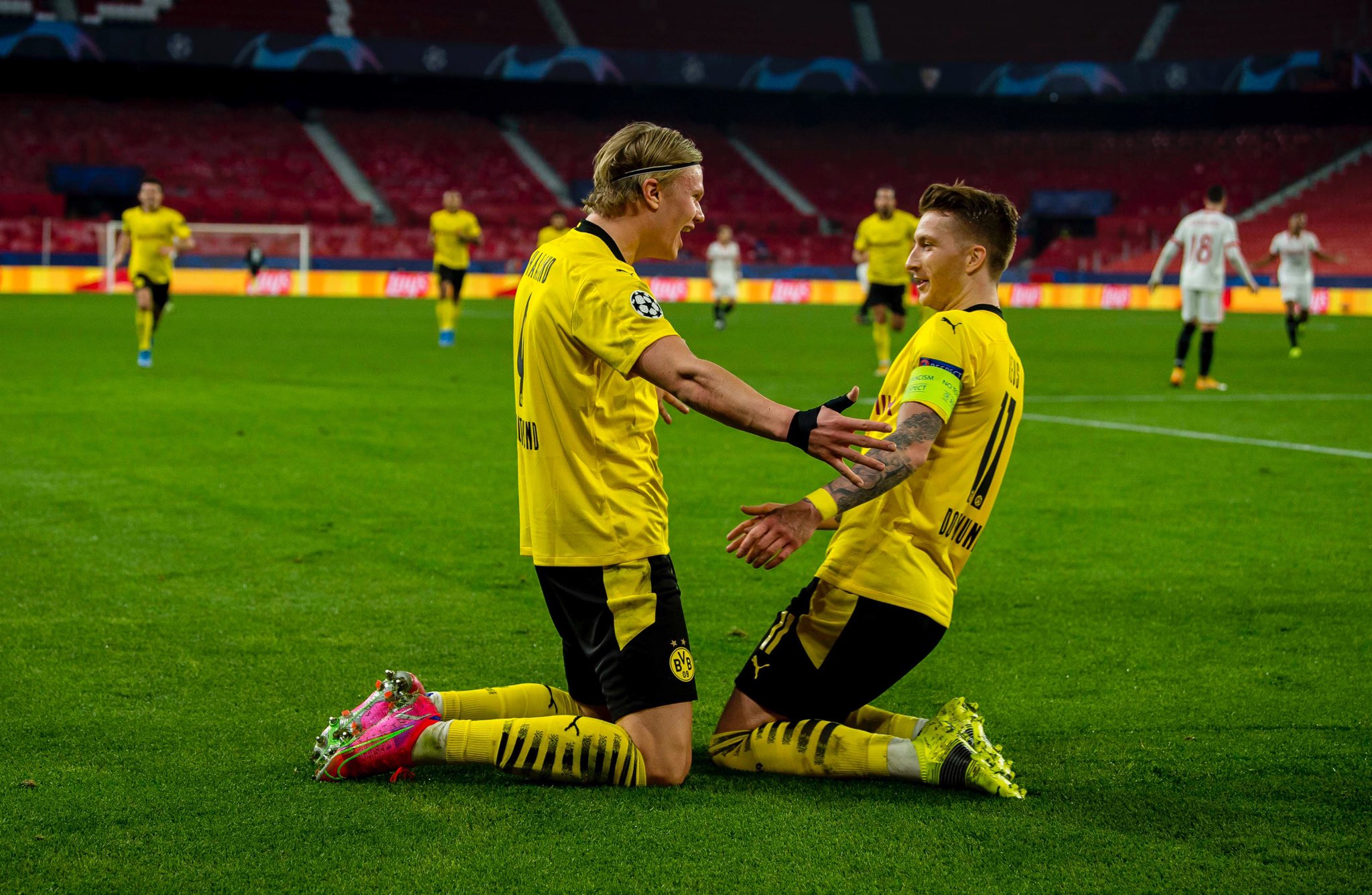 Com 34 jogos a menos, atacante do Borussia Dortmund iguala Ronaldinho Gaúcho