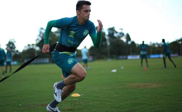Chapecoense renova com campeão da Série B e atacante que não estreou