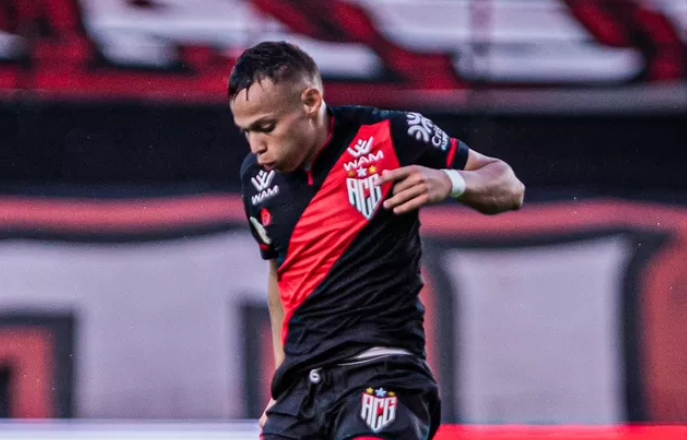 Atlético-GO negocia empréstimos de atacante e zagueiro do Corinthians
