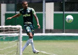 Atacante se recupera de cirurgia no joelho e volta aos treinamentos no Palmeiras