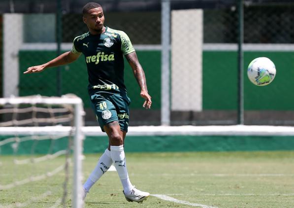 Atacante se recupera de cirurgia no joelho e volta aos treinamentos no Palmeiras