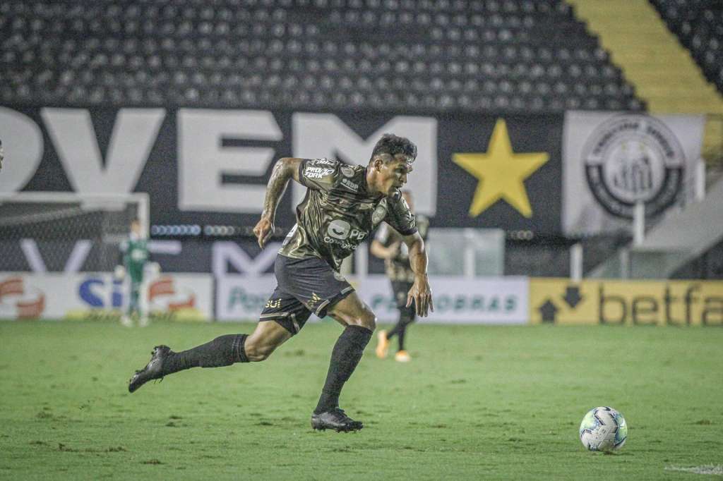 O atacante Robson está valorizado no mercado (Foto: Site Oficial do Coritiba)