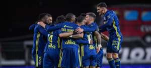 FRANCÊS: Com gol de ex-Flamengo, Lyon bate Brest e assume a liderança