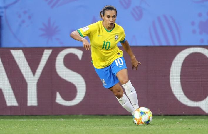 Marta festeja 35 anos disposta a seguir ‘ajudando as novas meninas’ da seleção