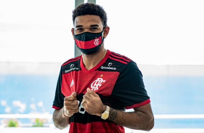 Bruno Viana é mais um jogador do Flamengo a fraturar dedo em acidente doméstico