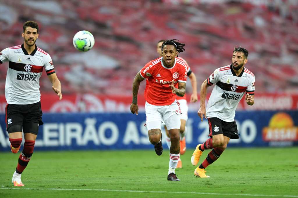 Gustavo Henrique (à esquerda) será titular contra o Internacional. Foto: Internacional/Divulgação