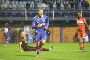 Clube rebaixado no Brasileirão acerta a contratação de ex-volante do Avaí