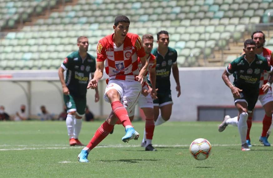 Rubens marcando gol de pênalti na vitória deste sábado cedo - Victor Souza/Tombense