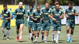 Meia treina com o elenco e deve reforçar o Palmeiras contra o Atlético-GO