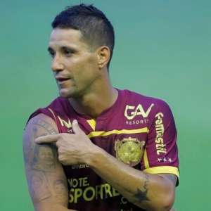 Meia fica perto de renovar contrato com o Sport e fala sobre 