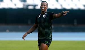 Lateral-esquerdo do Botafogo recebe propostas, mas afirma que quer permanecer