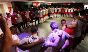 Em aeroporto, torcida do Inter mostra apoio a Rodinei na volta a Porto Alegre