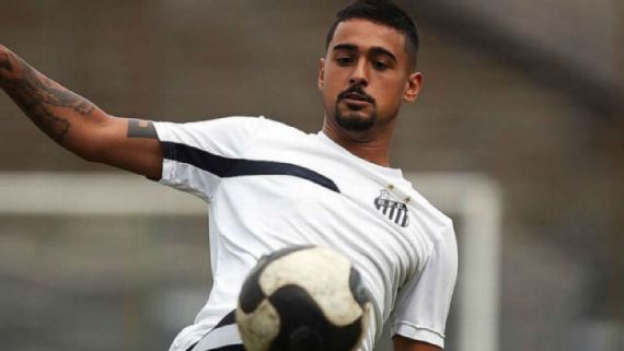 Ex-Santos e Corinthians fecha com time chinês de meia Moisés e atacante Roger Guedes